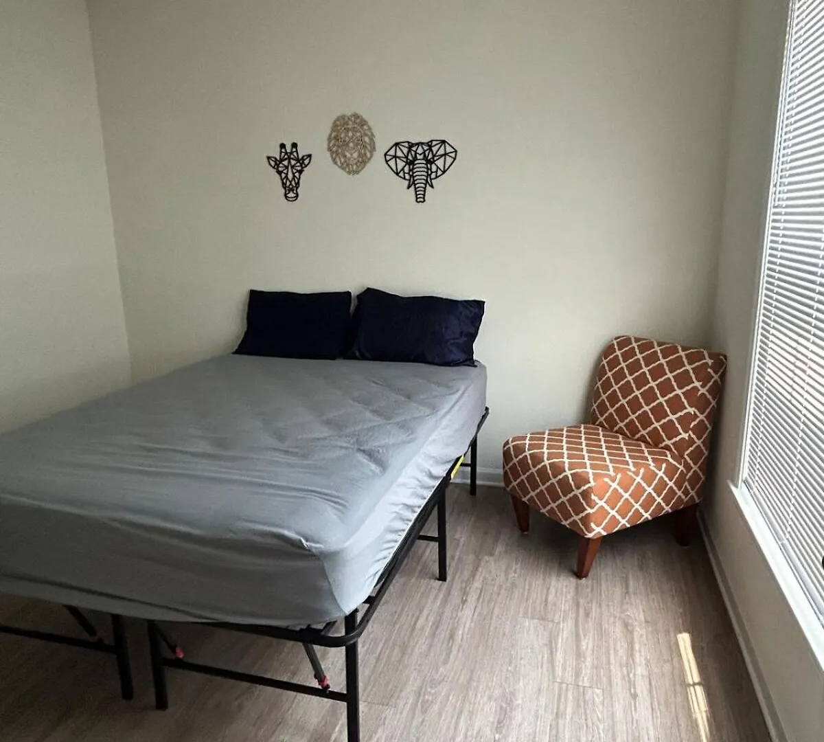 Apartment 1Br With Queen Bed And Recliner Couch Free Parking Charlotte USA